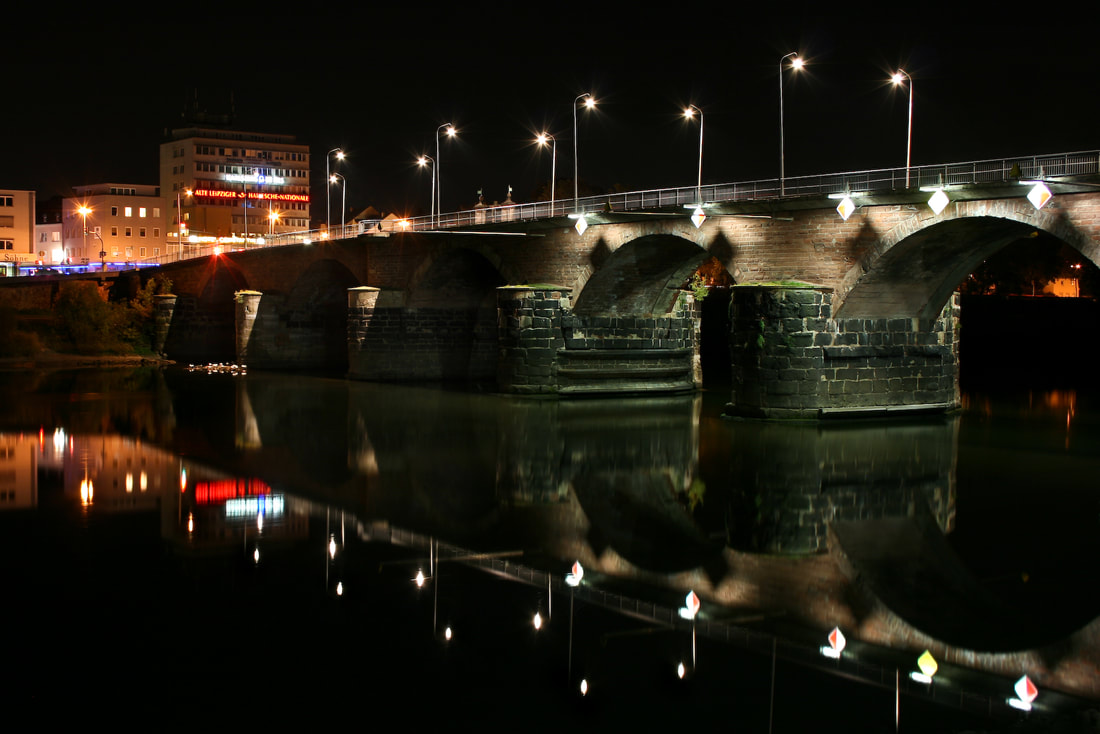 ©Moritz Post (wikipedia): Römerbrücke bei Nacht